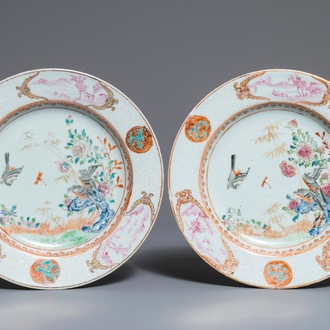 Une paire d'assiettes en porcelaine de Chine famille rose et bianco sopra bianco, Yongzheng/Qianlong