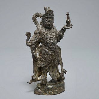 Een Chinese bronzen figuur van de beschermheer Dhanada, Ming