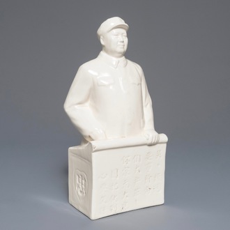 Une grande figure de Mao Zedong sur une chaire en porcelaine de Chine, 2ème moitié du 20ème