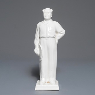Een Chinese figuur van Mao Zedong met hoed in de hand, 2e helft 20e eeuw