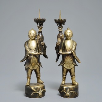 Een paar Chinese bronzen kandelaars in de vorm van de Hehe Er Xian broers, 19/20e eeuw