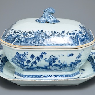 Een Chinese blauwwitte gedekselde terrine met onderschotel, Qianlong