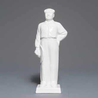 Een Chinese figuur van Mao Zedong met hoed in de hand, 2e helft 20e eeuw