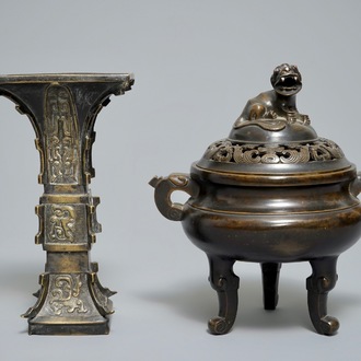 Een Chinese bronzen wierookbrander met Xuande merk en een gu vaas, 19/20e eeuw