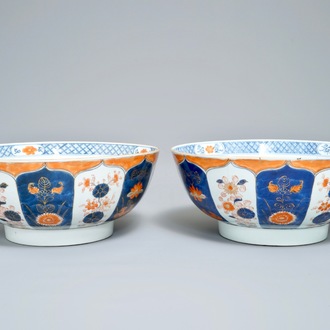 A pair of Chinese Imari-style bowls with floral design, Yongzheng/Qianlong