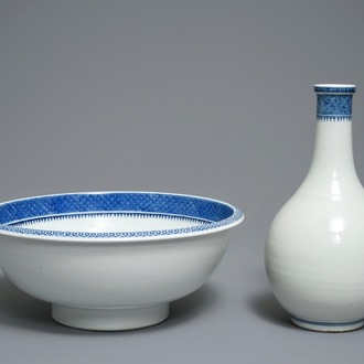 Une bouteille à eau et son bassin en porcelaine de Chine bleu et blanc, Qianlong/Jiaqing