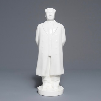 Une grande figure de Mao Zedong debout en porcelaine de Chine, 2ème moitié du 20ème