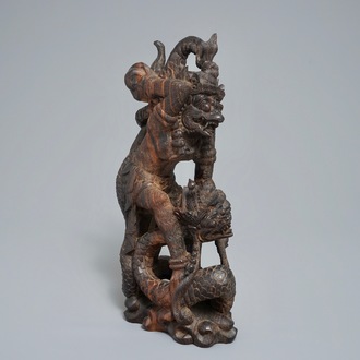 Een Indonesische coromandelhouten figuur van Vishnu op Naga, 19e eeuw