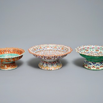 Trois bols sur piedouches en porcelaine de Chine de style Bencharong pour le marché thai, 19ème