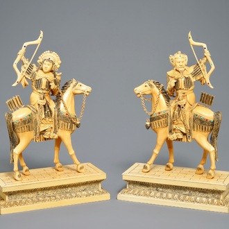 Une paire de grandes figures de guerriers sur chevaux en ivoire incrusté, Chine, 19ème