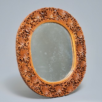 Een fraai gestoken Chinese houten spiegellijst, Canton, 19/20e eeuw