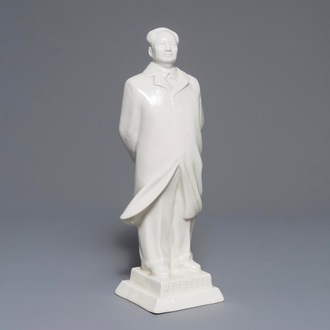 Une grande figure de Mao Zedong debout sur socle en porcelaine de Chine, marqué, 2ème moitié du 20ème