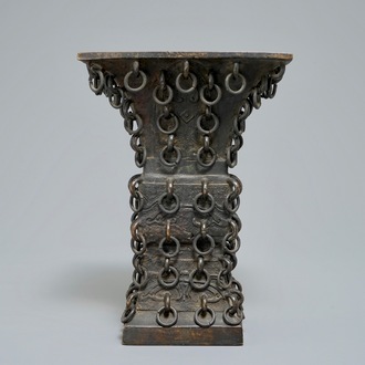 Een Chinese bronzen archaïstische fanggu vaas met ringen, Ming