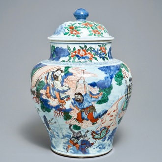 Un grand vase couvert en porcelaine de Chine wucai à décor mythologique, époque Transition