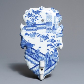 Een zeldzame Chinese blauwwitte wandblaker, Kangxi