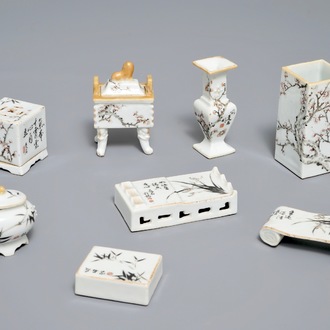 Huit objets de lettrés en porcelaine de Chine qianjiang cai, marque de You Shi, 19/20ème