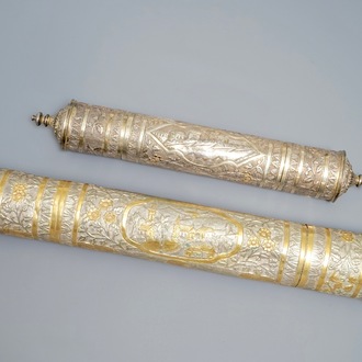 Deux conteneurs d'encens de forme cylindrique en argent partiellement doré, Tibet ou Népal, 19ème