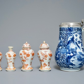 Une chope en porcelaine Arita de Japon à monture en argent et une garniture miniature, Edo, 17/18ème
