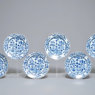 Zes Chinese blauwwitte borden met floraal decor, Qianlong