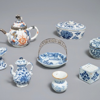 Un lot varié en porcelaine de Chine bleu et blanc et de style Imari, 18ème
