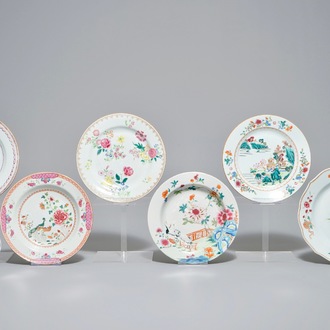 Six assiettes et une tasse et soucoupe en porcelaine de Chine famille rose, Yongzheng/Qianlong