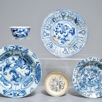 Cinq bols et assiettes en porcelaine de Chine bleu et blanc, Wanli, Tianqi et époque Transition