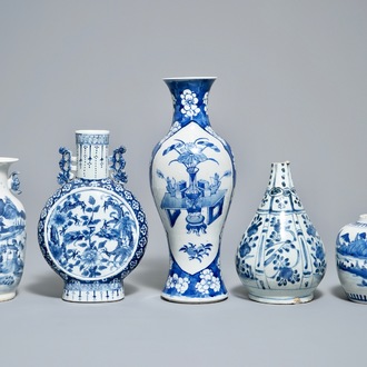 Cinq vases en porcelaine de Chine bleu et blanc, Wanli et 19/20ème