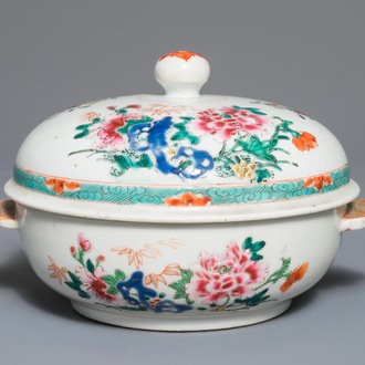 Une terrine couverte en porcelaine de Chine famille rose à décor floral, Qianlong