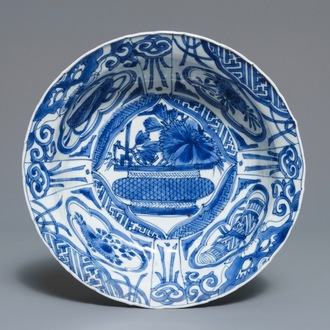 Un bol en porcelaine de Chine bleu et blanc de type kraak à décor d'un panier fleuri, Wanli