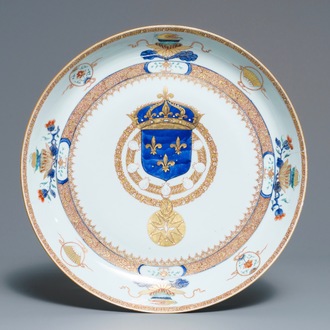 Un plat aux armes de France du service pour Louis XV en porcelaine de Chine, Yongzheng