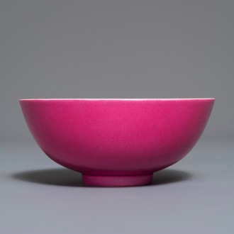 Een Chinese monochrome roze geglazuurde kom, Jiaqing merk, 19/20e eeuw