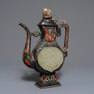 Een verzilverde kan met jade, turkoois en koraal ingelegd, Tibet of Mongolië, 19/20e eeuw