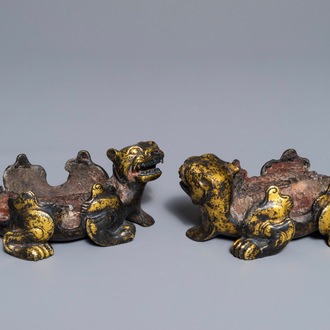 Une paire d'animaux mythiques en bronze doré aux traces de cire rouge, Han ou après