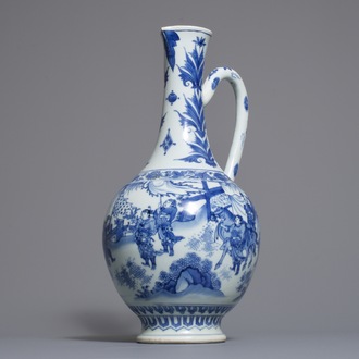 Une verseuse en porcelaine de Chine bleu et blanc à décor figuratif, époque Transition