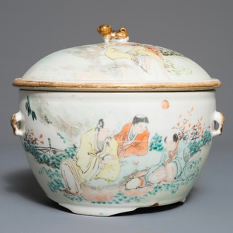 A Chinese qianjiang cai bowl and cover, 19/20th C.