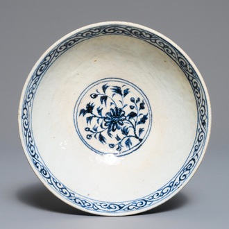A Vietnamese blue and white bowl with floral design, poss. Lê Dynasty, 14/15th C.
