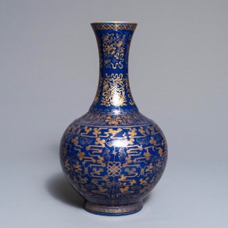 Un vase de forme bouteille en porcelaine de Chine bleu poudré à décor doré, marque et époque de Guangxu