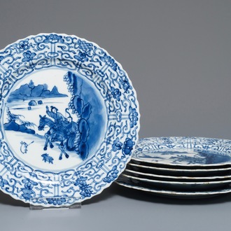 Six plats en porcelaine de Chine bleu et blanc aux décors de la chasse, marques de Chenghua, Kangxi