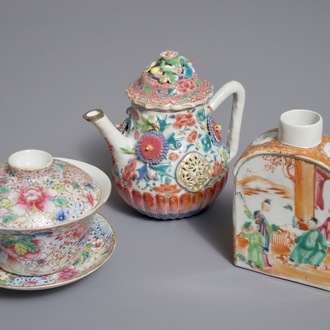 Une théière, une boîte à thé et un bol millefleurs en porcelaine de Chine famille rose, Yongzheng et après