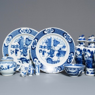 Een fraaie collectie Chinees blauwwit porselein, Kangxi en later