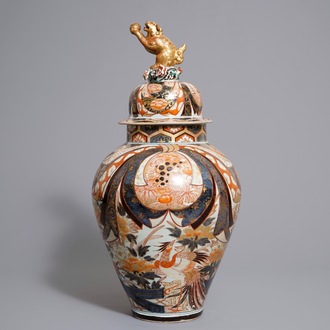 Un grand vase couvert en porcelaine Imari de Japon, Edo, 17/18ème