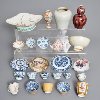 Een diverse collectie Chinees porselein, Ming en later