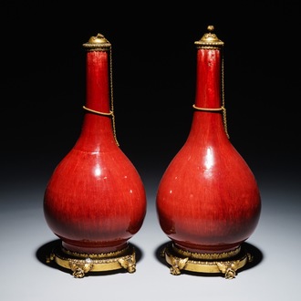 Een paar Chinese flesvormige sang de boeuf vazen met bronsmonturen, 19e eeuw