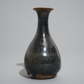 Un vase Jianyao de forme yuhuchunping de type "fourrure de lièvre", Song ou après