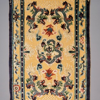 Un tapis en soie et fil doré à décor de cinq dragons et portant une inscription, Chine, 19ème
