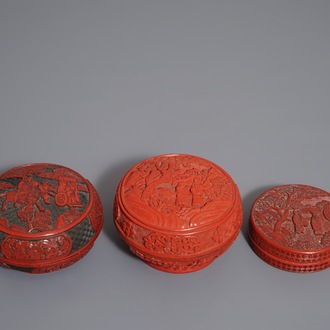 Drie ronde Chinese rood- en zwart lakwerk dekseldozen met figuren in een landschap, 19/20e eeuw