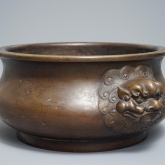 Een Chinese bronzen wierookbrander met leeuwenkoppen, Xuande merk, 19/20e eeuw