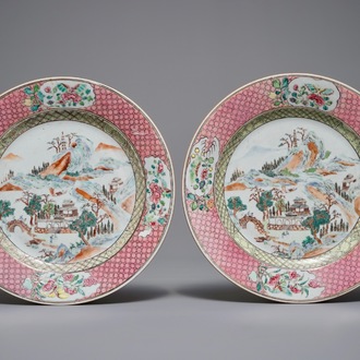 Une paire d'assiettes en porcelaine de Chine famille rose à décor de paysages, Yongzheng