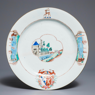 Un plat armorié en porcelaine de Chine famille rose pour le marché anglais, Yongzheng/Qianlong