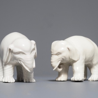 Une paire de modèles d'éléphants en porcelaine blanc de Chine de Dehua, 18/19ème